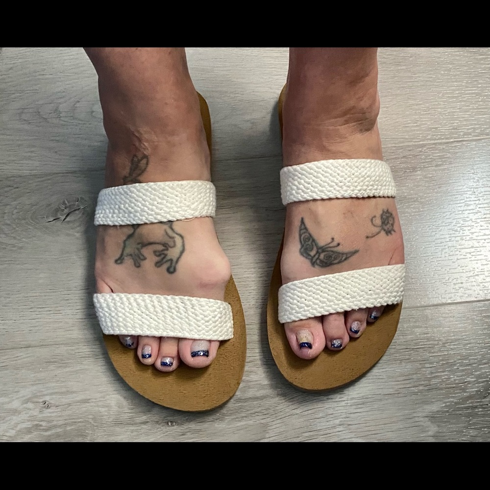 DESIGNED BY ROXY!!!! NWOT SANDALS
